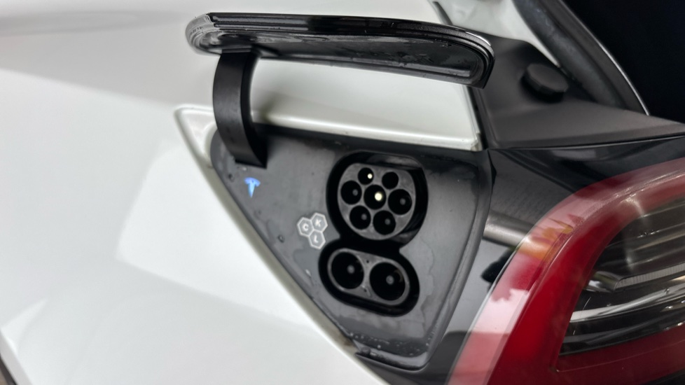 TESLA MODEL 3 Image 21