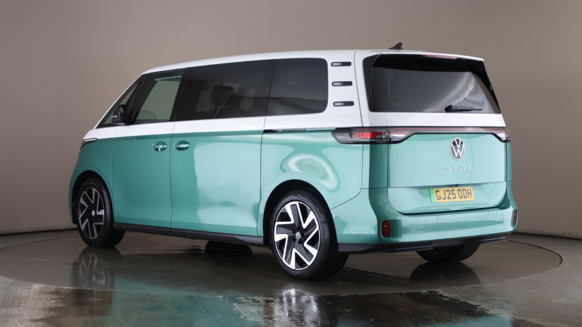 4027533 210kW Style Pro 86kWh 5dr LWB At 7St/Comf/Design+