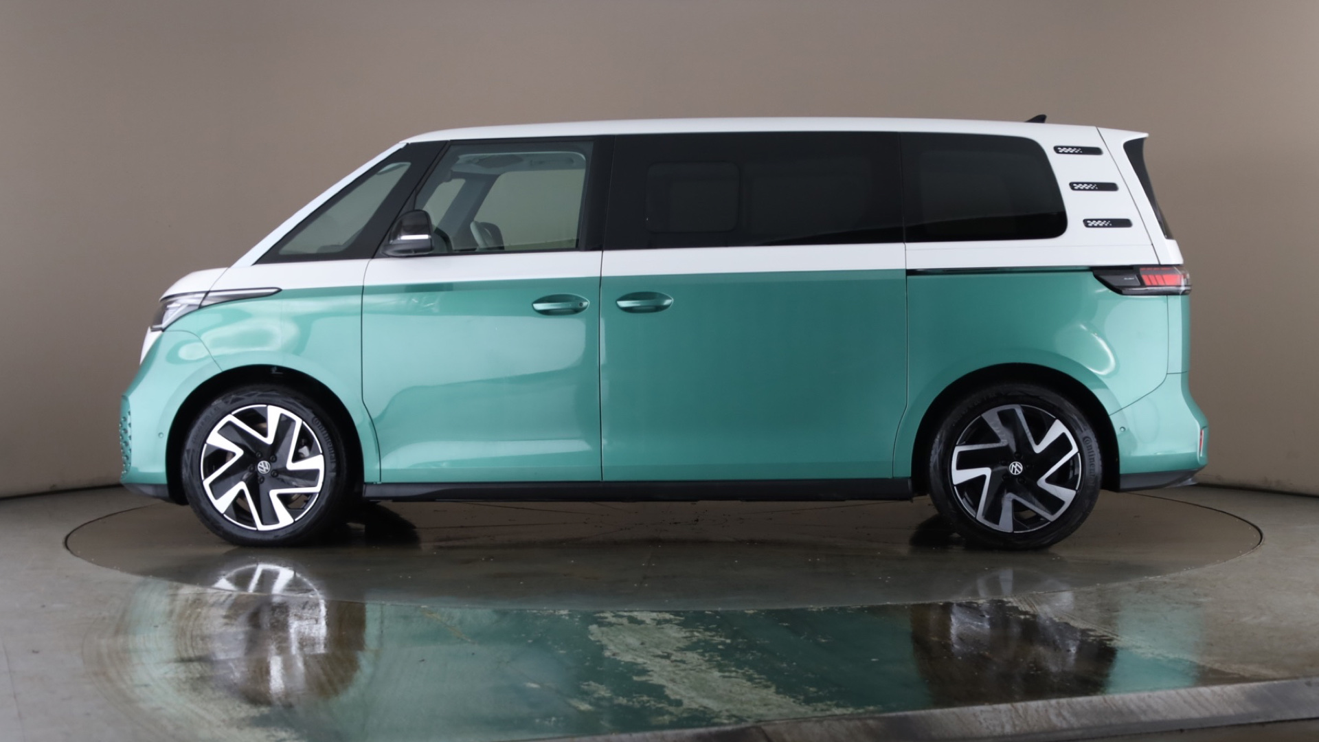 4027533 210kW Style Pro 86kWh 5dr LWB At 7St/Comf/Design+