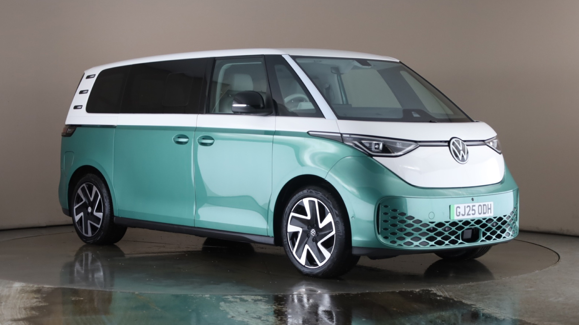 4027533 210kW Style Pro 86kWh 5dr LWB At 7St/Comf/Design+