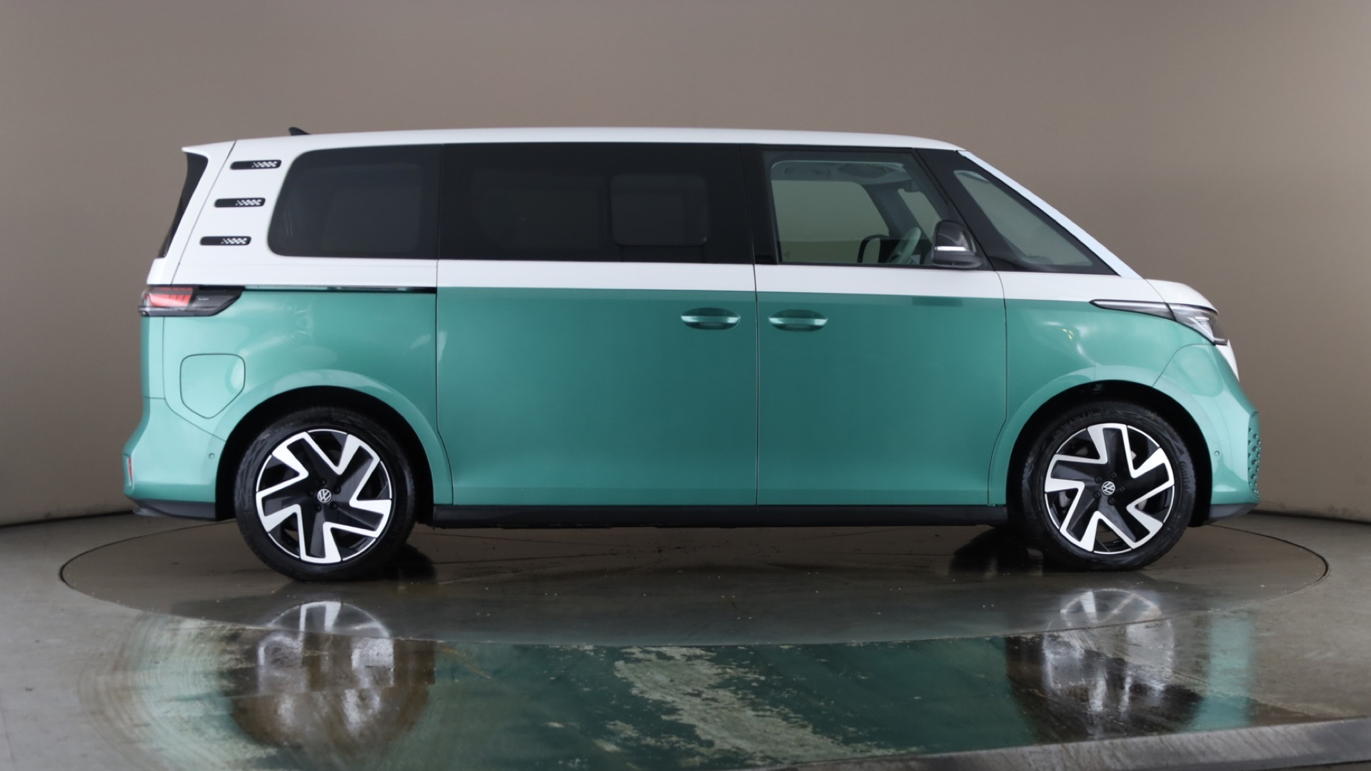 4027533 210kW Style Pro 86kWh 5dr LWB At 7St/Comf/Design+