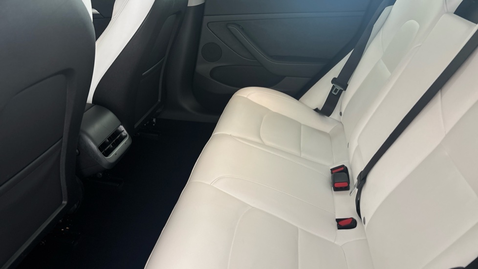 TESLA MODEL 3 Image 14