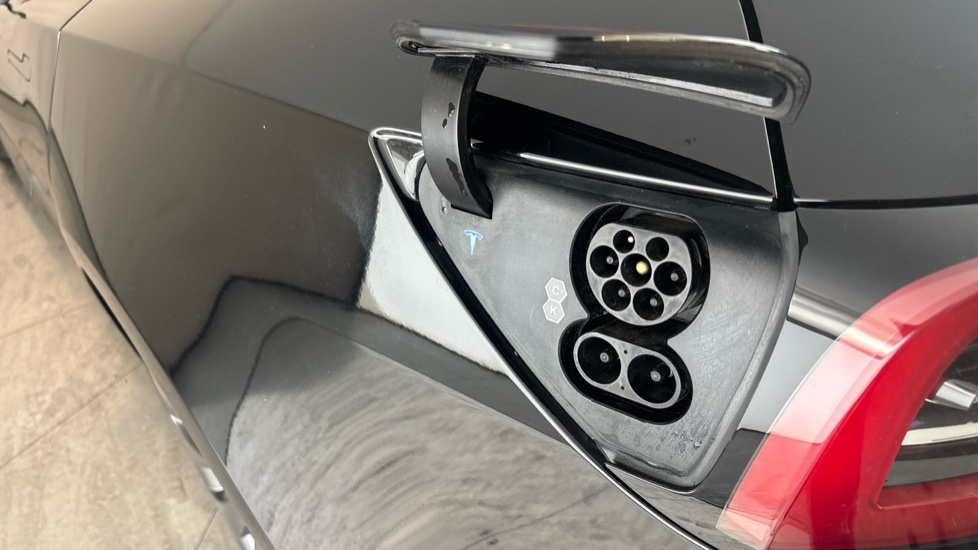 TESLA MODEL 3 Image 21