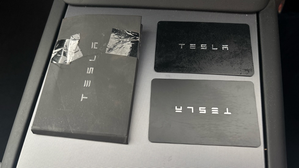 TESLA MODEL Y 2 keys