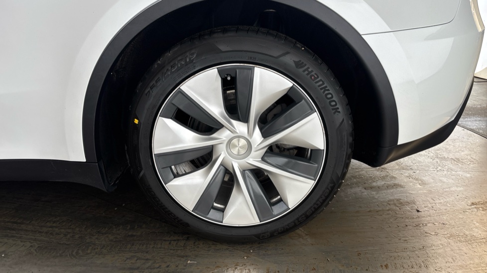TESLA MODEL Y Image 18