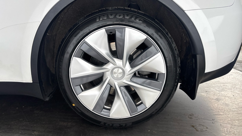 TESLA MODEL Y Image 18