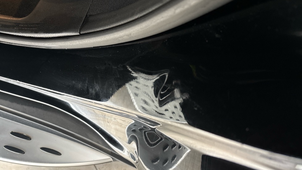 MERCEDES EQC Dent