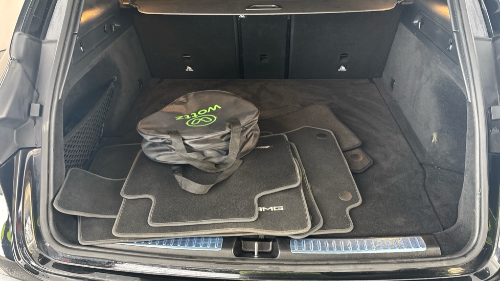 MERCEDES EQC Image 15