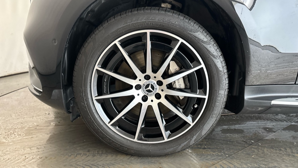 MERCEDES EQC Image 17