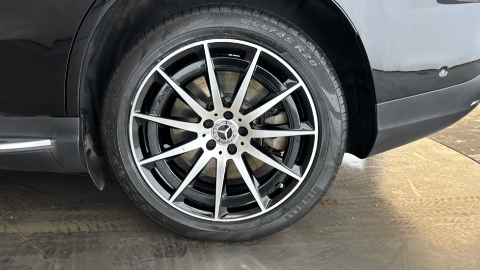 MERCEDES EQC Image 18
