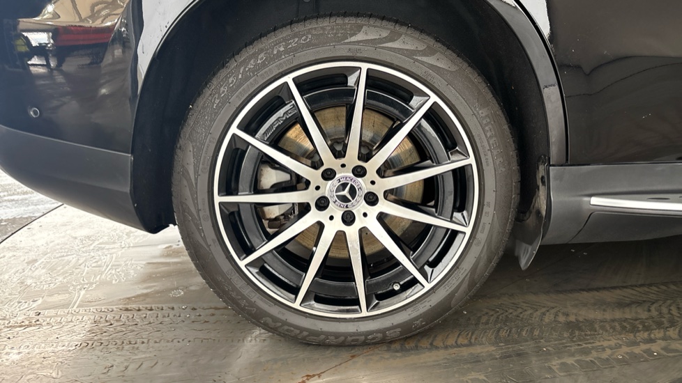 MERCEDES EQC Image 19