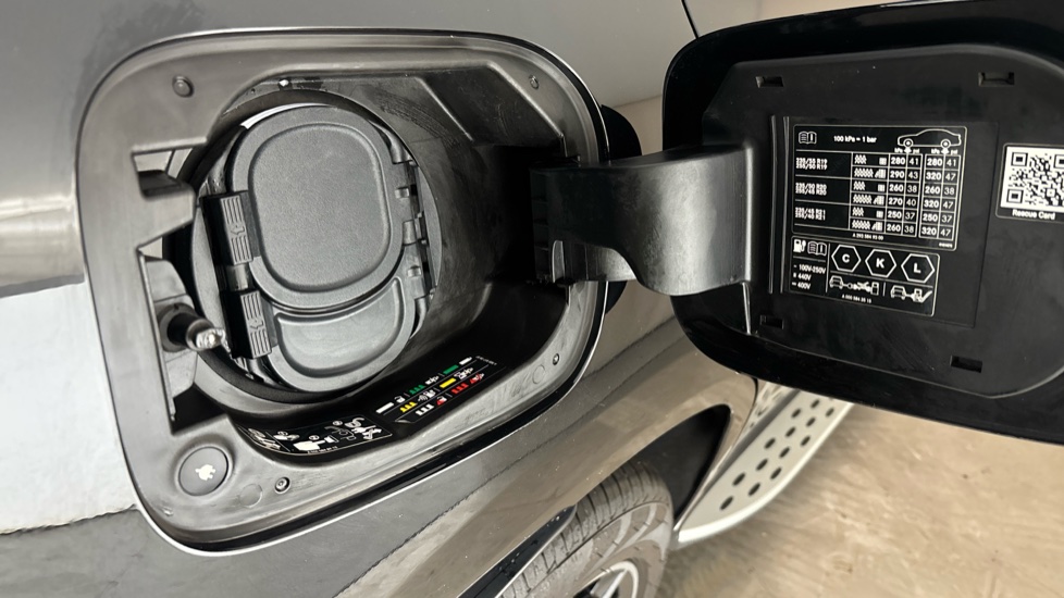 MERCEDES EQC Image 21