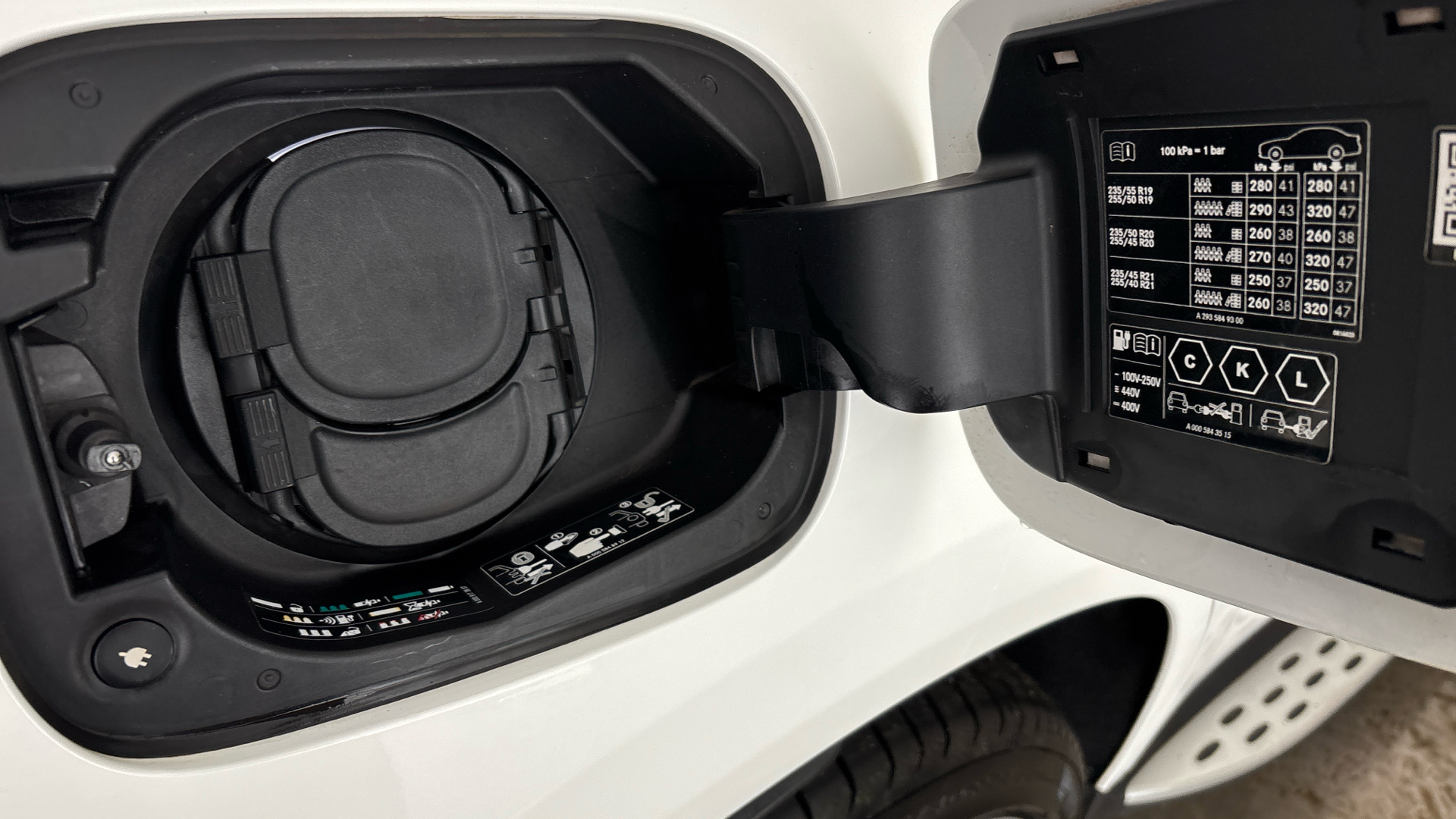 4028228 EQC 400 300kW AMG Line Premium Plus 80kWh 5dr Auto