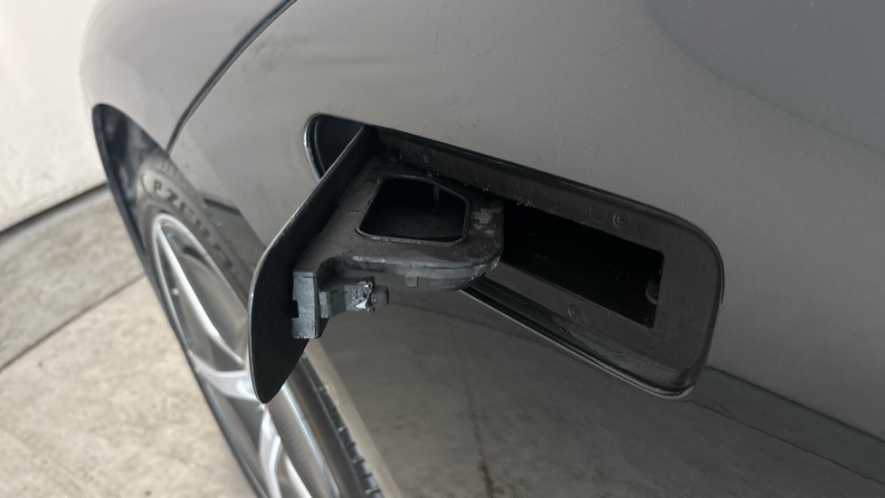 MERCEDES EQE Image 16