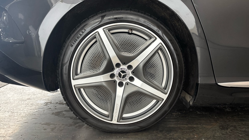 MERCEDES EQE Image 19