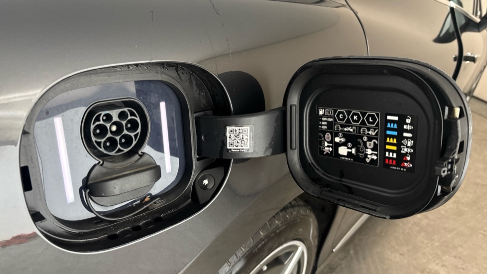 MERCEDES EQE Image 21