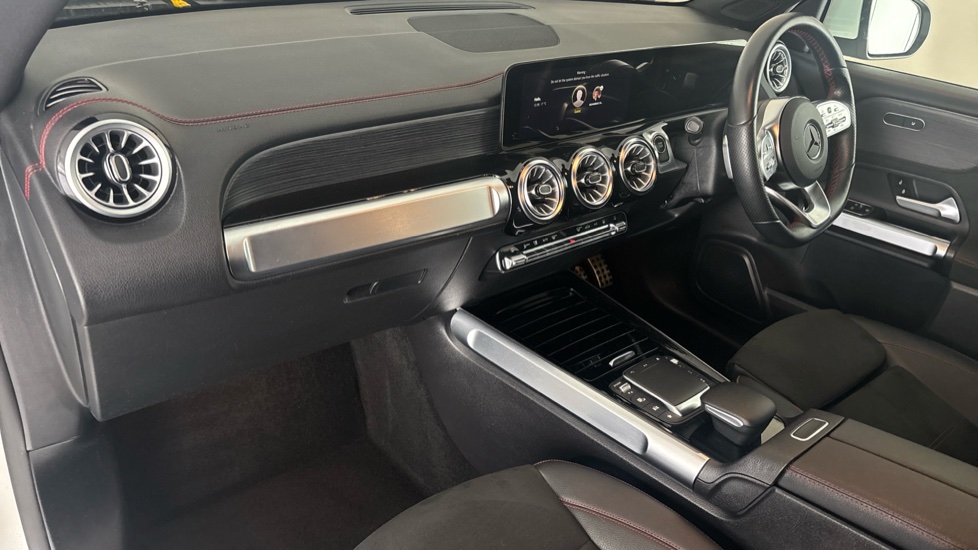 MERCEDES EQB Image 10