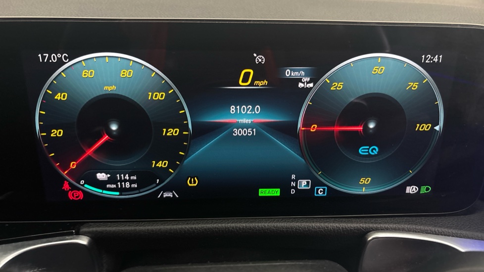 MERCEDES EQB Image 13