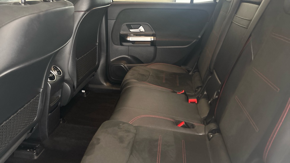 MERCEDES EQB Image 14