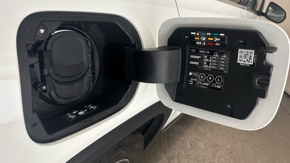 MERCEDES EQB Image 21
