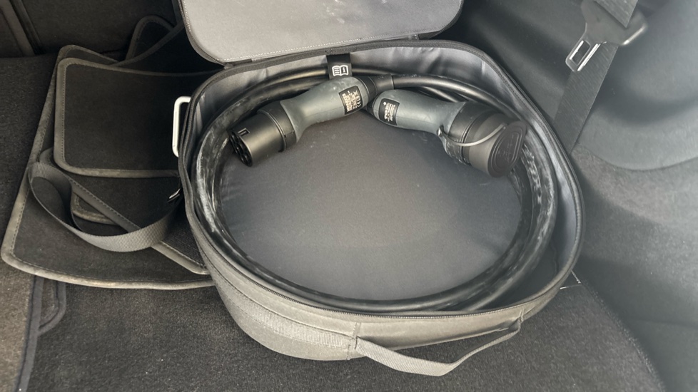 MERCEDES EQB Image 22