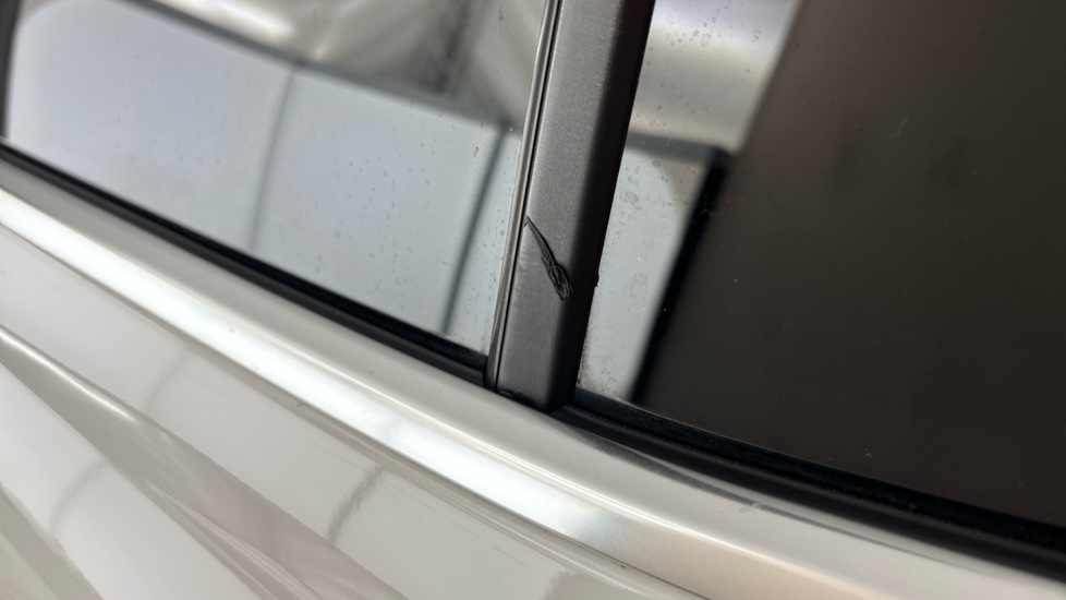 MERCEDES EQB Scratches