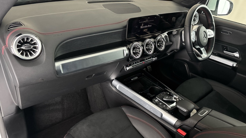 MERCEDES EQB Image 10