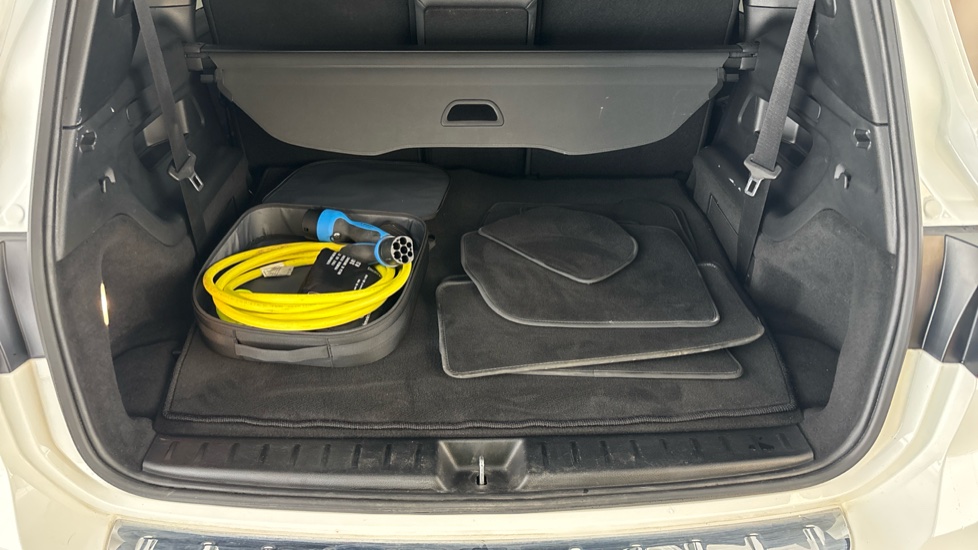 MERCEDES EQB Image 15