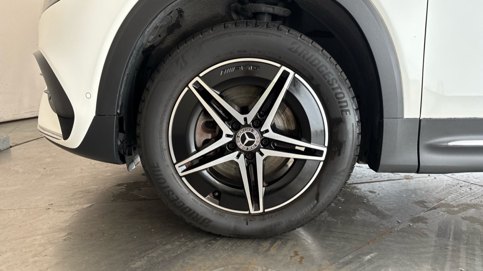 MERCEDES EQB Image 17