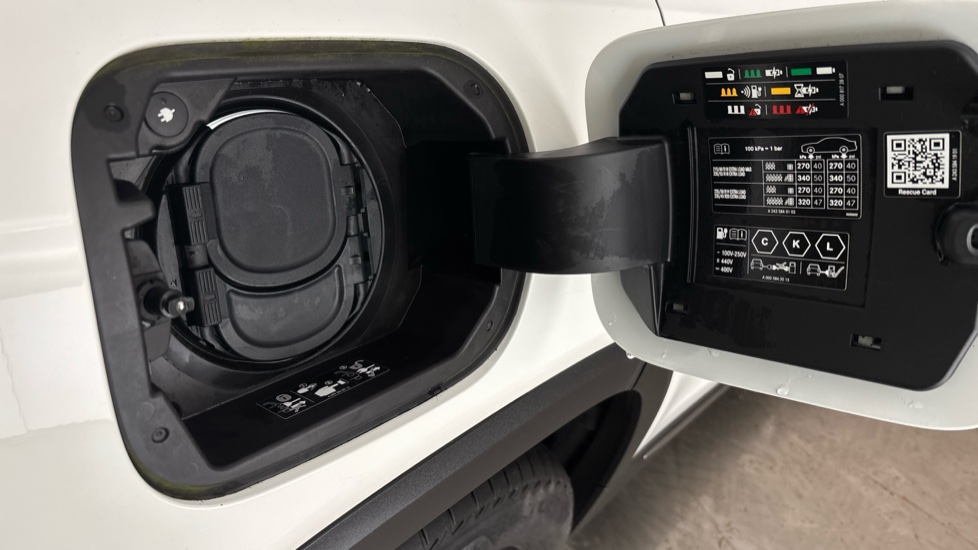 MERCEDES EQB Image 21