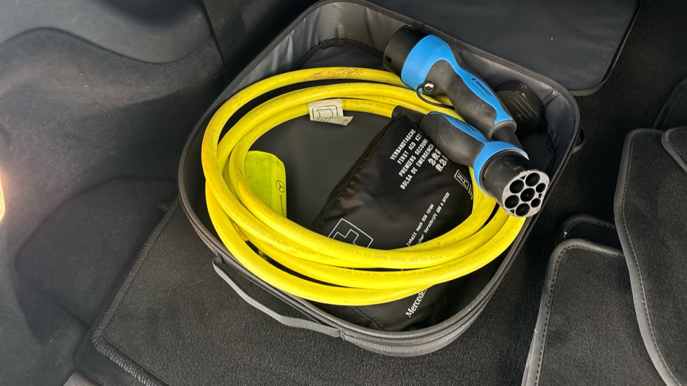 MERCEDES EQB Image 22