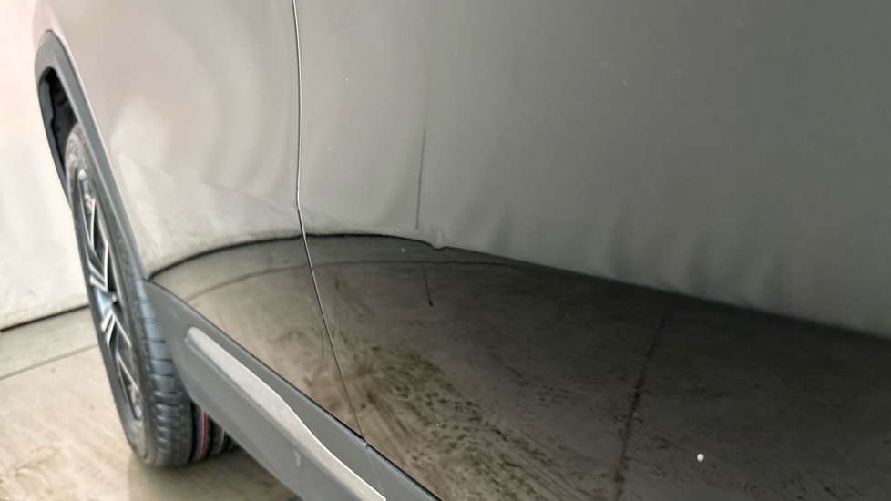 MERCEDES EQA dent