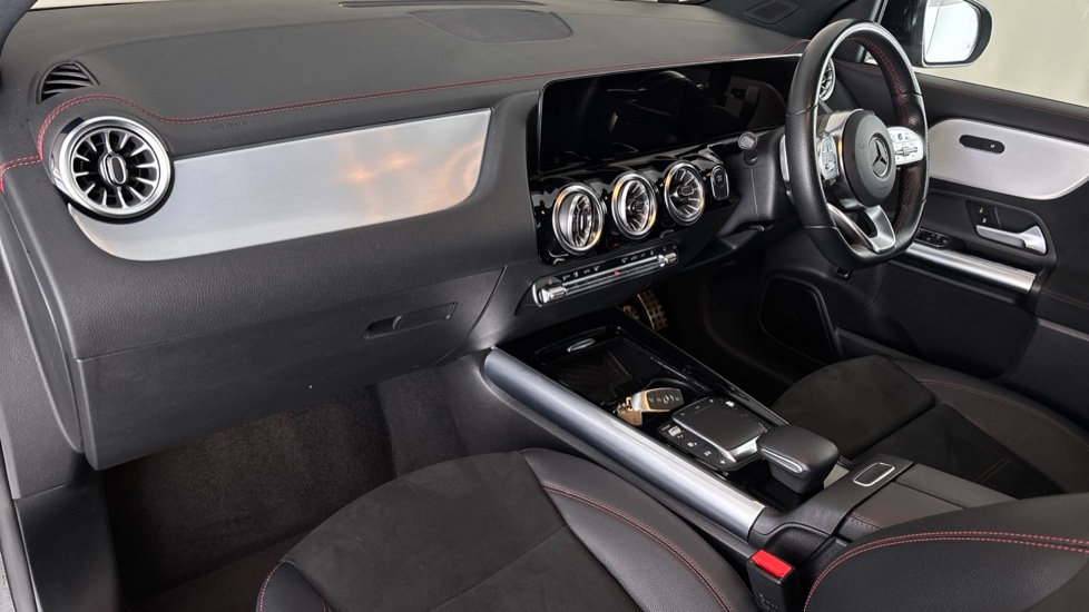 MERCEDES EQA Image 10