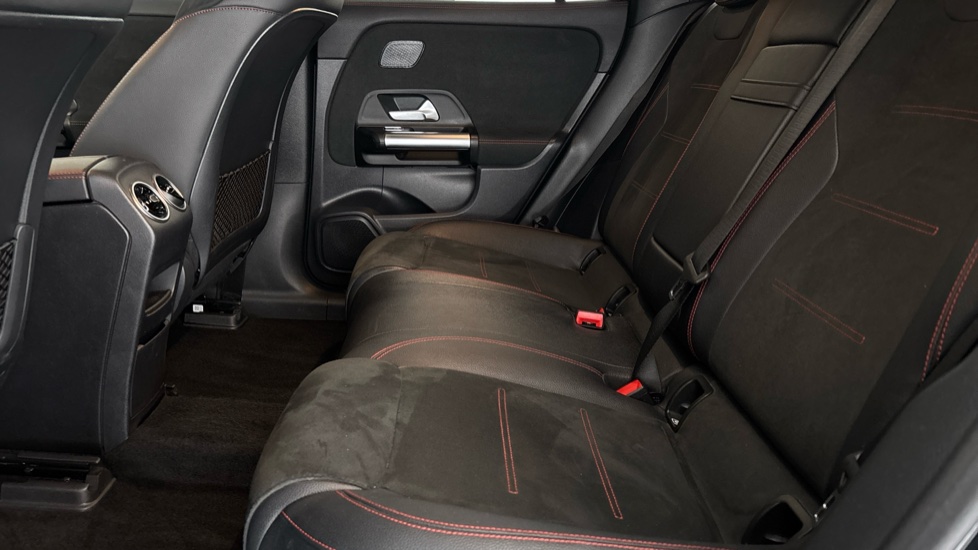 MERCEDES EQA Image 14
