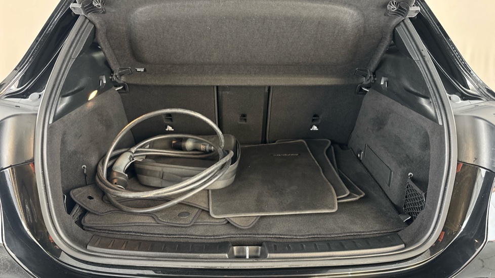 MERCEDES EQA Image 15