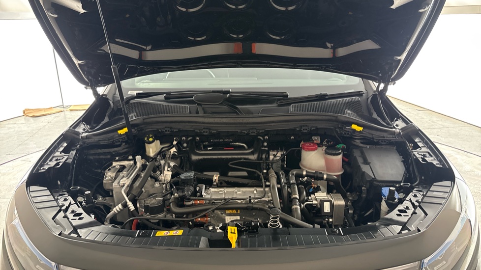 MERCEDES EQA Image 16