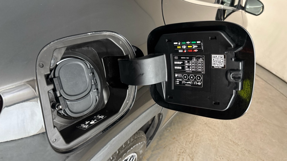 MERCEDES EQA Image 21