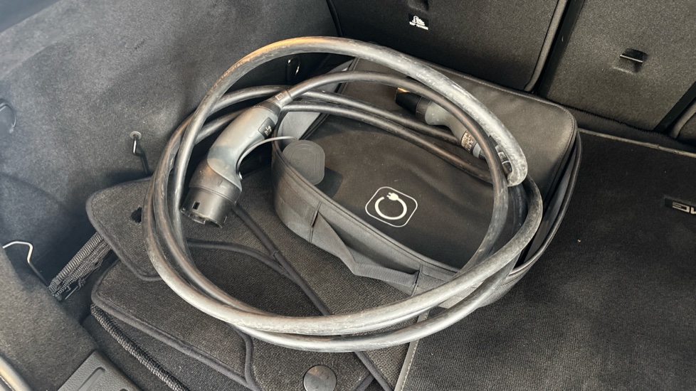 MERCEDES EQA Image 22