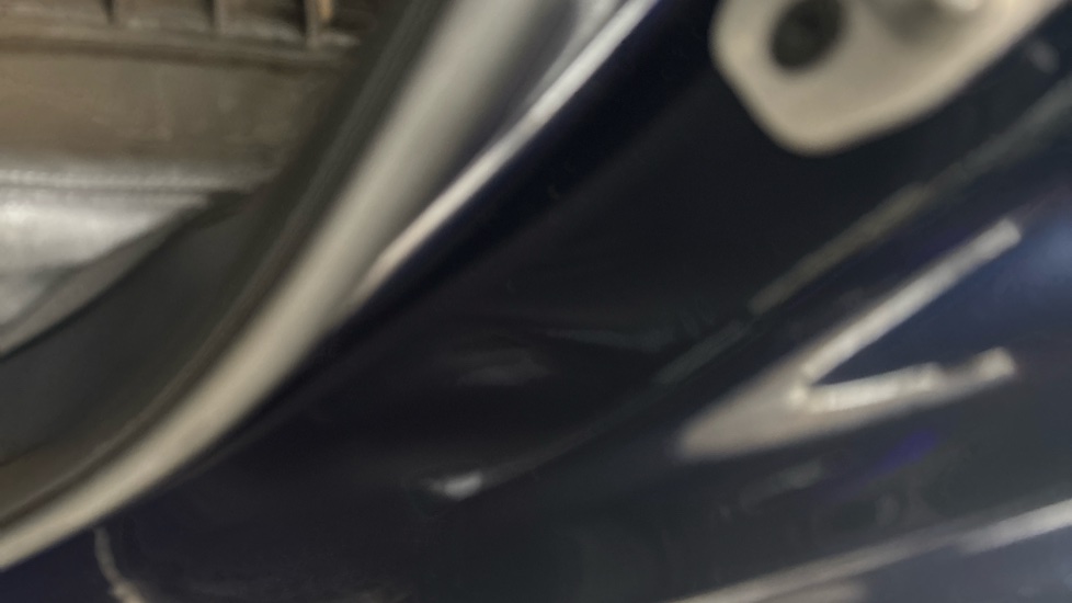 MERCEDES EQC scratches