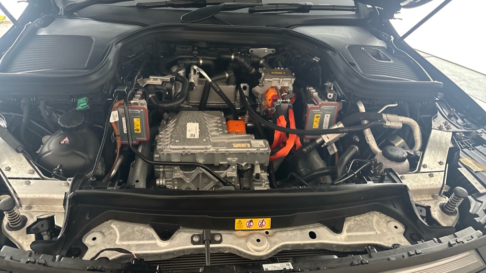 MERCEDES EQC Image 16
