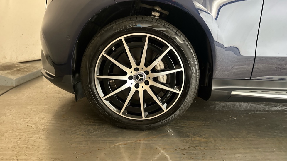 MERCEDES EQC Image 17