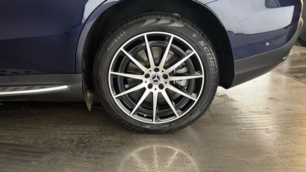 MERCEDES EQC Image 18