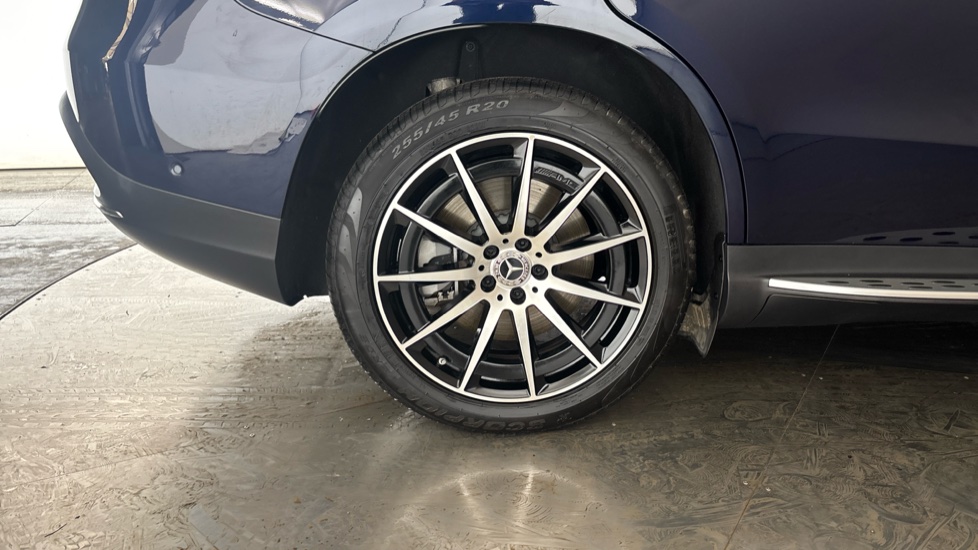 MERCEDES EQC Image 19