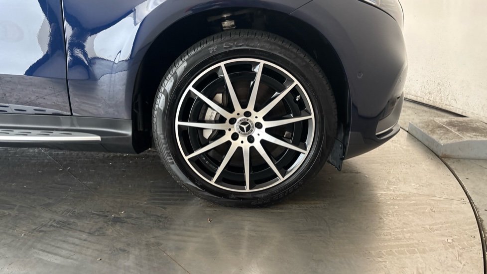 MERCEDES EQC Image 20