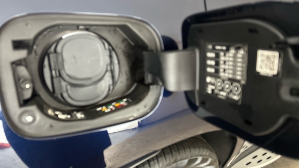 MERCEDES EQC Image 21