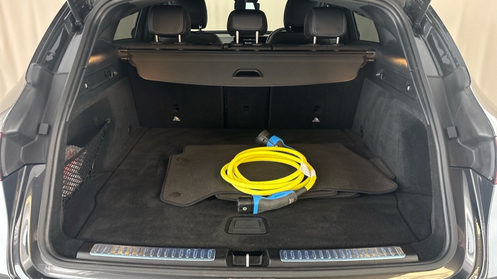 MERCEDES EQC Image 15