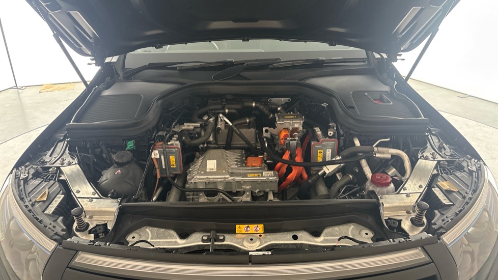 MERCEDES EQC Image 16