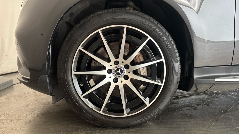 MERCEDES EQC Image 17