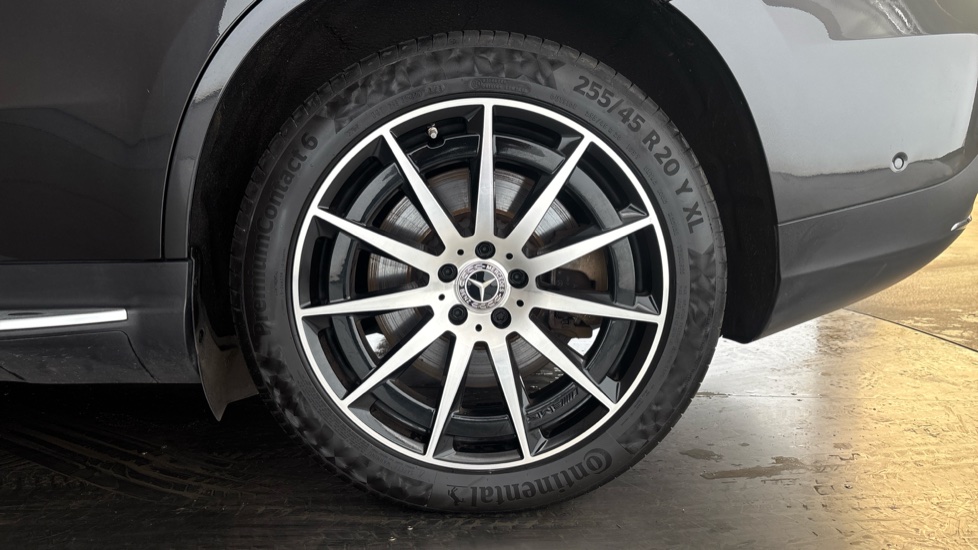 MERCEDES EQC Image 18