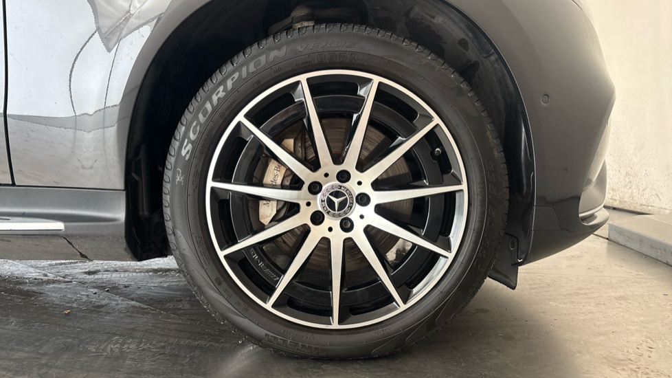 MERCEDES EQC Image 20